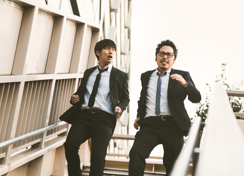階段を走って降りる男たち